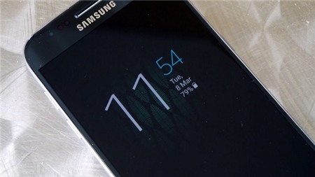 Motorola "tố" Samsung vay mượn tính năng "Always on" trên những chiếc smartphone Moto