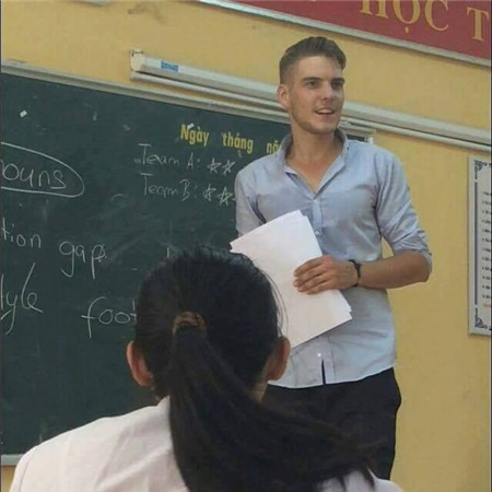 Thầy giáo điển trai khiến học sinh không nỡ nghỉ buổi nào Thầy giáo điển trai khiến học sinh không nỡ nghỉ buổi nào