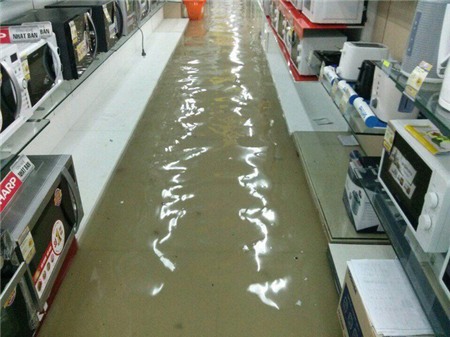 Khóc ròng vì nước tràn vào siêu thị điện máy trong trận mưa "cực đoan" ở TP.HCM