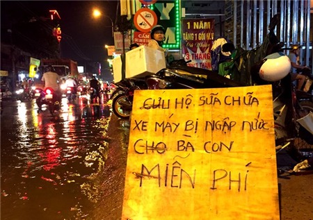 Tấm biển gây bất ngờ giữa phố Sài Gòn ngày mưa lớn