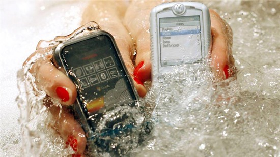 Vì sao hầu hết smartphone Nhật đều có thể chống nước?