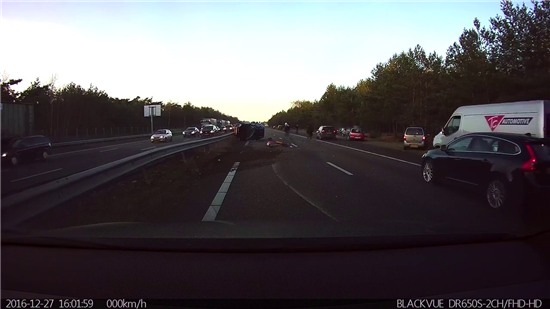 Video ghi lại cảnh xe Tesla dự đoán được tai nạn phía trước