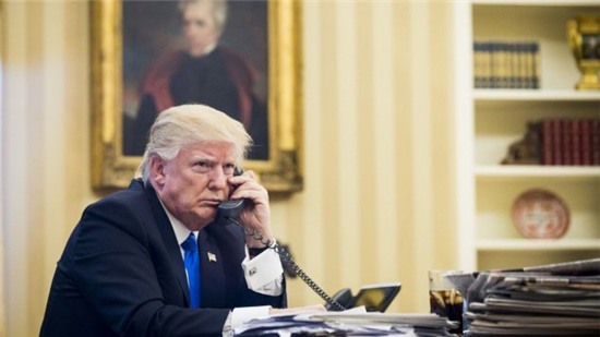 Bị đuổi việc vì tiết lộ Trump dùng điện thoại cũ