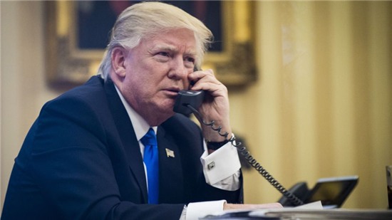 Quốc hội Mỹ muốn biết Trump đang dùng điện thoại gì