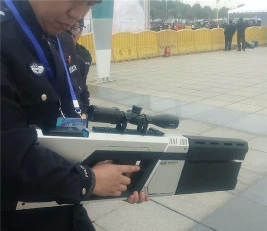 Cảnh sát TQ được trang bị súng đặc biệt bắn hạ drone