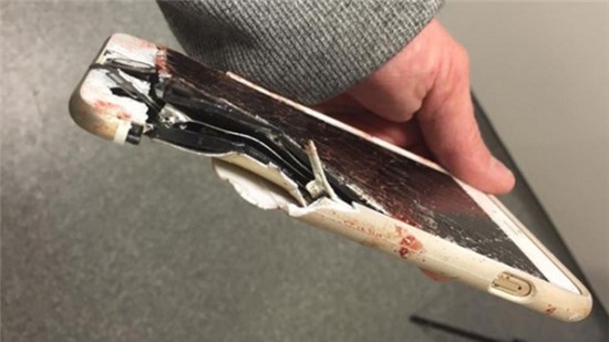 iPhone hứng bom cứu nạn nhân ở vụ khủng bố Manchester iPhone hứng bom cứu nạn nhân ở vụ khủng bố Manchester
