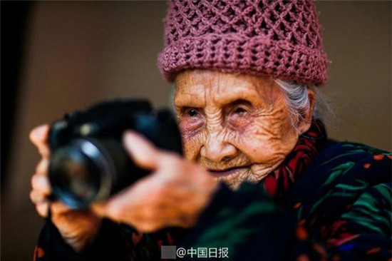Sành điệu như cụ bà 105 tuổi vẫn theo đuổi niềm đam mê nhiếp ảnh