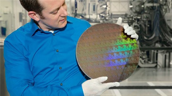 IBM trình làng chip 5 nm đầu tiên trên thế giới, thời lượng pin tăng gấp 4 lần