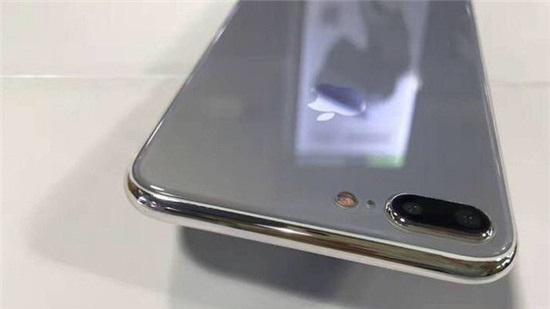Rò rỉ mô hình iPhone 7s Plus với mặt lưng kính bóng loáng