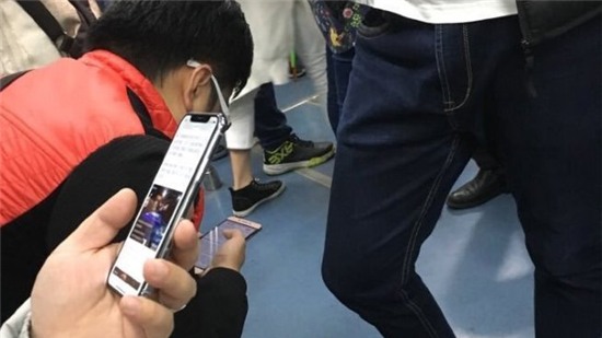 iPhone X được bắt gặp sử dụng nơi công cộng