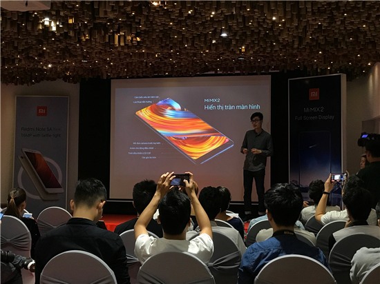 Xiaomi giới thiệu 2 smartphone mới dịp cuối năm