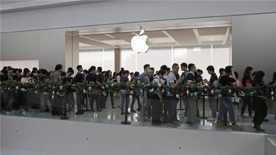 Apple Store quá tải vì khách hàng muốn thay mới pin cho iPhone
