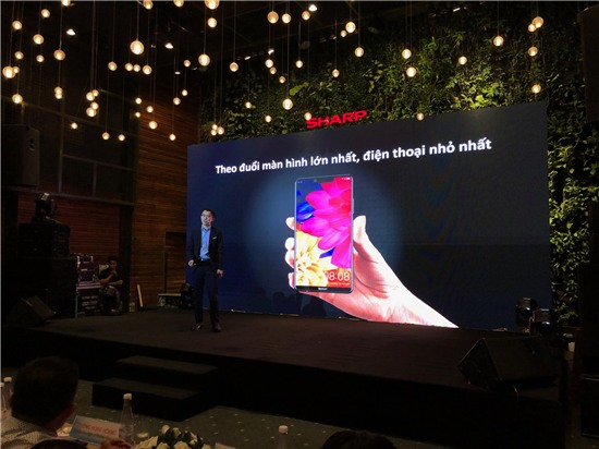 Sharp Mobile ra mắt điện thoại "tai thỏ" 6 inch nhỏ nhất thế giới