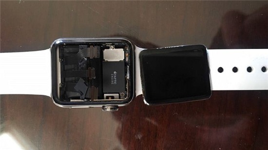 Apple Watch bị vỡ, người dùng kiện Apple đòi 5 triệu USD