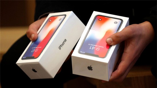 Foxconn giữ chân công nhân lắp iPhone bằng tiền thưởng