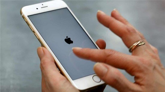 Apple và Samsung bị phạt nặng vì cố tình làm chậm điện thoại đời cũ