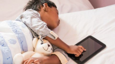 Thời gian xem màn hình điện thoại không ảnh hưởng giấc ngủ trẻ em
