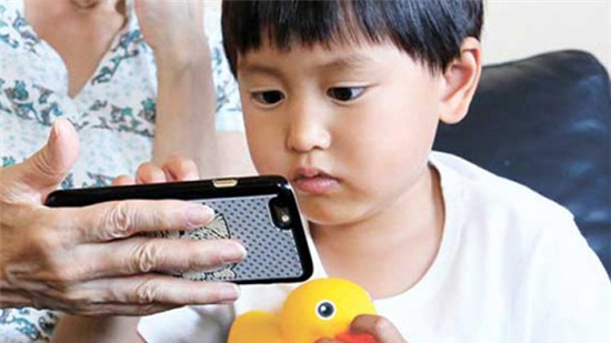 Được mua điện thoại để học, 57% trẻ em sẽ dùng để chơi game