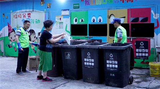 Người Trung Quốc cài app phân loại rác bằng AI vì sợ bị hạ điểm công dân