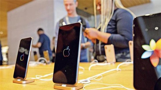 Trump giáng đòn với iPhone nhập khẩu từ Trung Quốc, Apple 'run rẩy'