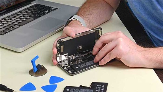 Apple ra tay chặn pin "lô" trên các iPhone đời mới, ép người dùng đến chính hãng