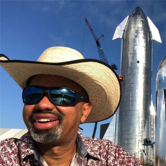 Fan cuồng ngồi tù vì selfie với tên lửa của Elon Musk Fan cuồng ngồi tù vì selfie với tên lửa của Elon Musk