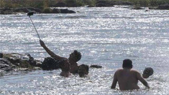Selfie dưới sông, 4 thành viên trong gia đình thiệt mạng