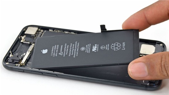 EU có thể sẽ bắt Apple dùng pin rời cho iPhone