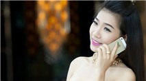 Á khôi Hoàng Y Nhung lung linh với iPhone 5S vàng Á khôi Hoàng Y Nhung lung linh với iPhone 5S vàng