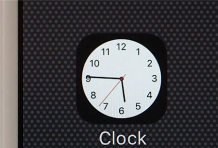 đồng hồ trên iPhone thay đổi theo thời gian thực
